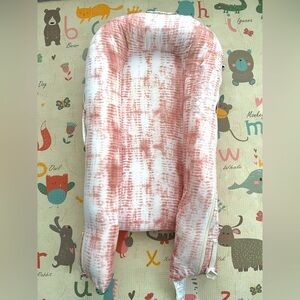 Dockatot Deluxe+ in pink Shibori